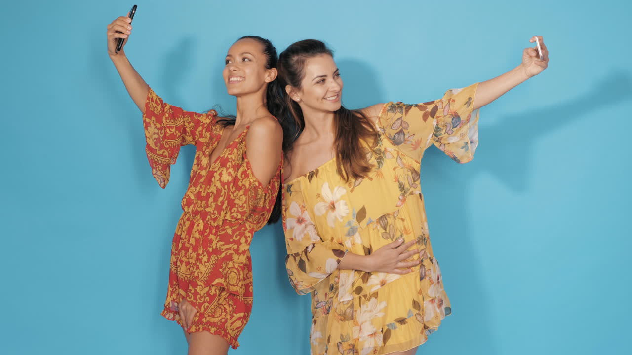 두 명의 여성이 셀피를 찍고 있습니다.