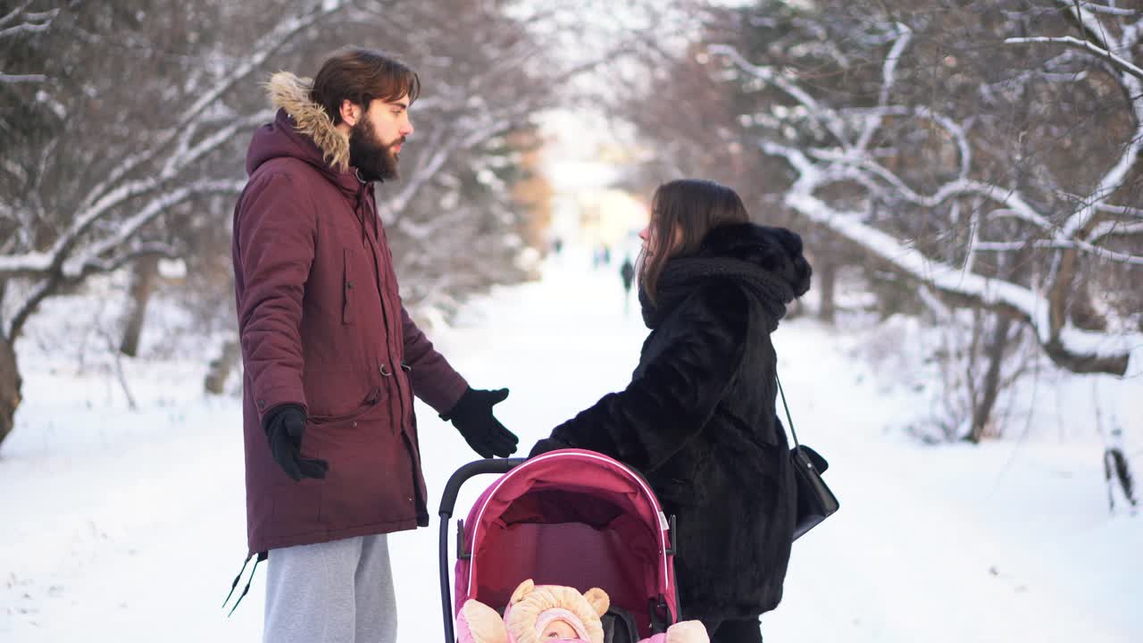 눈 인 공원 에서 아기 와 함께 있는 부부