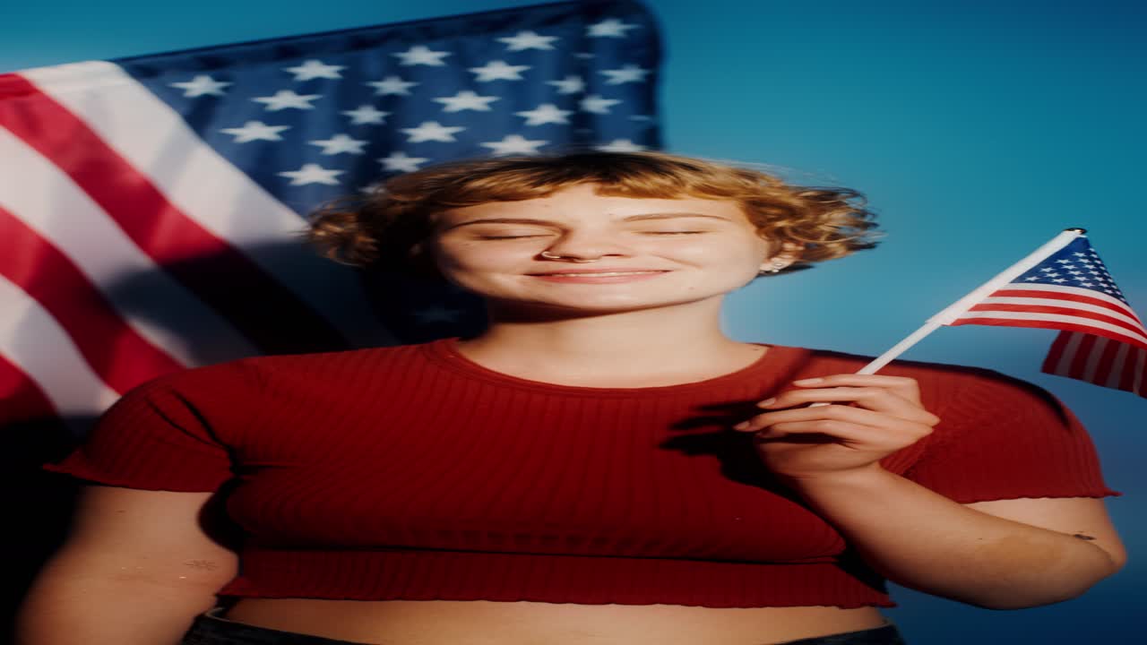 una joven con una bandera estadounidense.