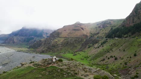 paso de montaña del valle de tergi kazbegi gran cáucaso paisaje vuelo de drone