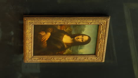 Video-Vertical-De-La-Famosa-Gioconda,-Pintura-De-Monalisa,-De-Leonardo-Da-Vinci,-En-El-Museo-Del-Louvre,-Francia