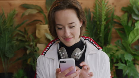 Retrato-De-Una-Hermosa-Joven-Estudiante-Usando-Un-Teléfono-Inteligente-Disfrutando-De-Mensajes-De-Texto-En-Línea-En-Redes-Sociales-En-Teléfonos-Móviles-Comunicación-Digital-Adolescente-Milenario