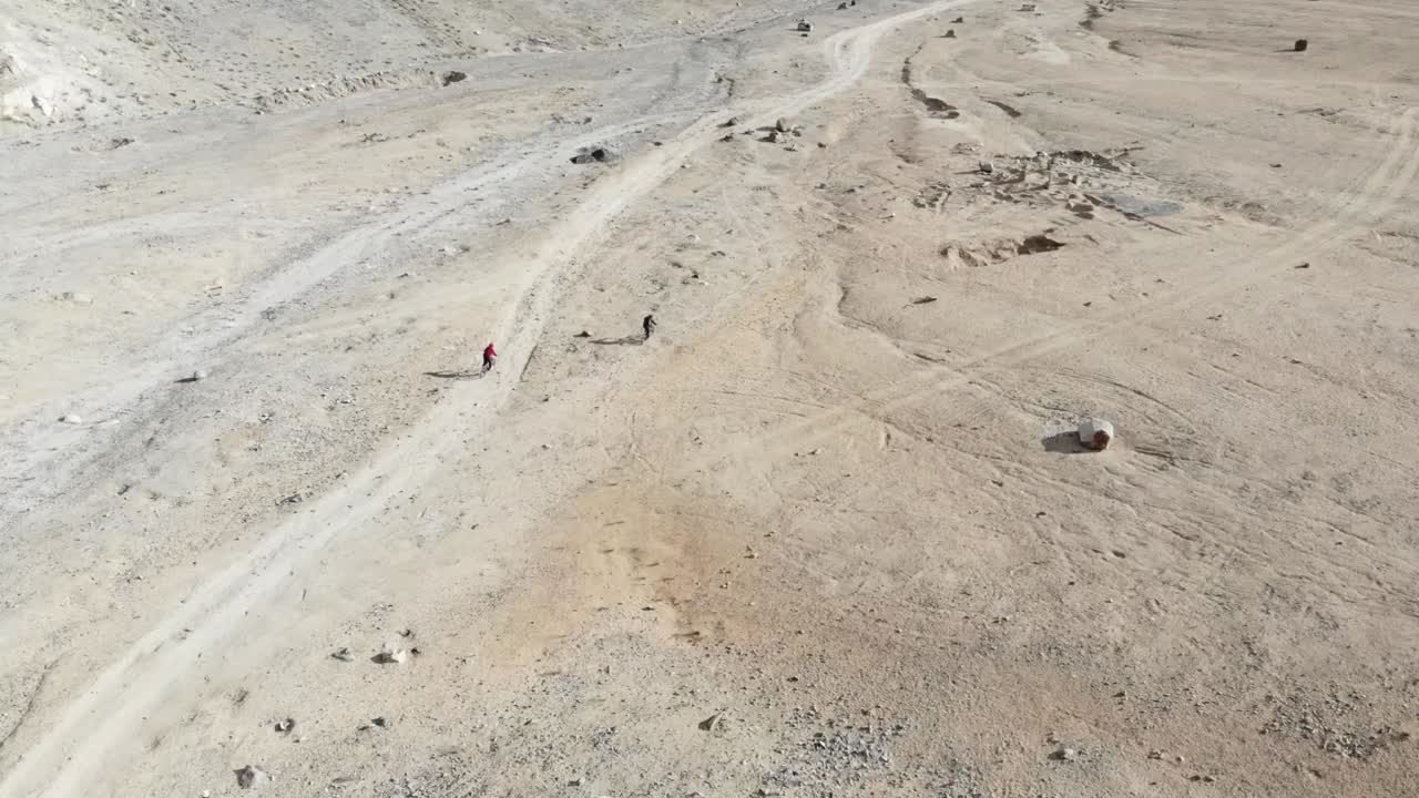 산에서 그룹 사이클링의 조감도