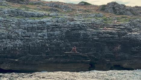 Der-Mann,-Der-Auf-Den-Felsen-Der-Ionischen-Küste-Des-Salento-In-Apulien-Liegt,-Wird-Braun