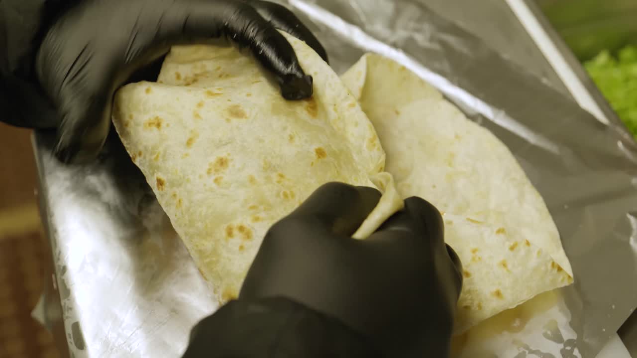 haciendo un burrito. comida mexicana. comida mexicana