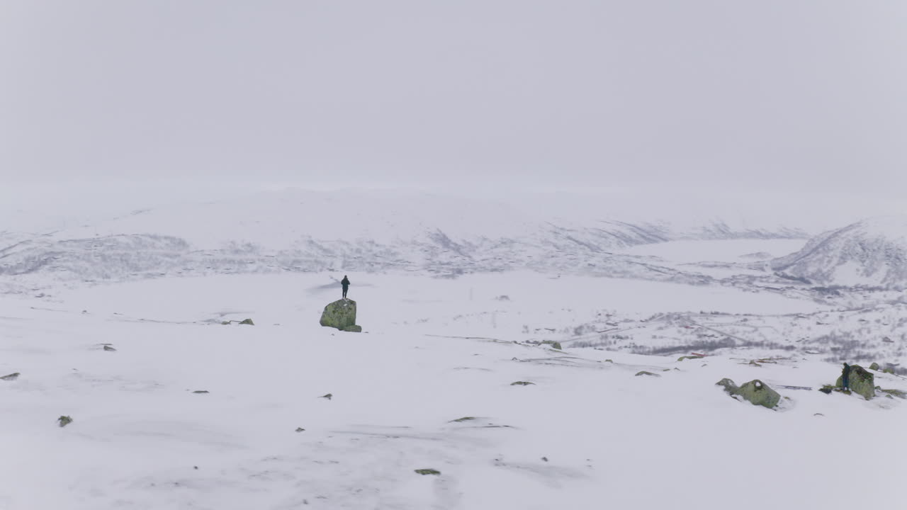 huagastol 노르웨이의 광대한 눈 덮인 산을 탐험하는 사람들 - 공중 패닝 샷