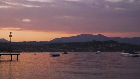 Crepúsculo-Dorado-Que-Brilla-En-La-Superficie-Del-Lago-De-Garda,-Manerba-Del-Garda,-Italia