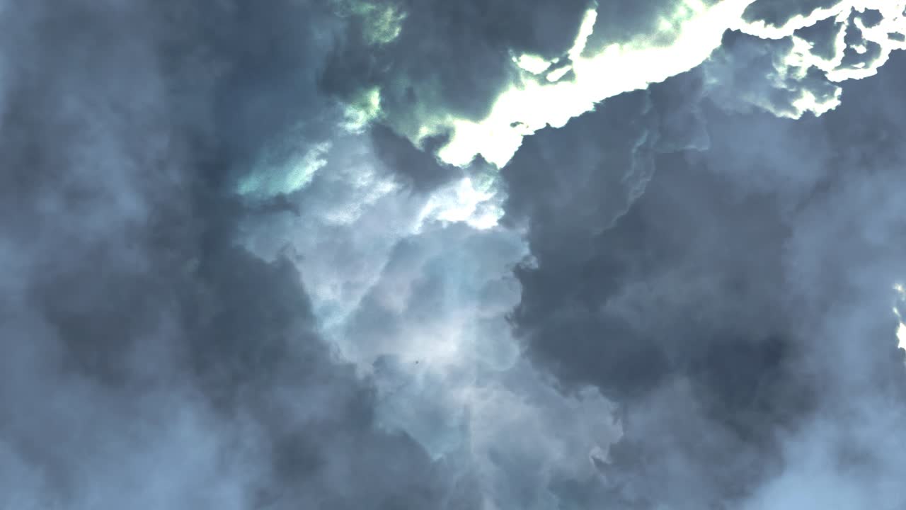 una tormenta dentro de las espesas nubes en el cielo que se acercaba