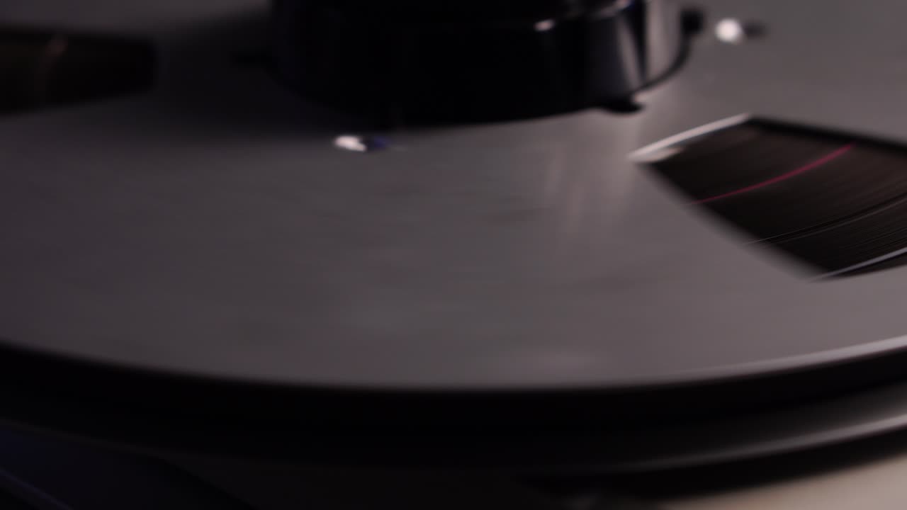 프로 레코더에서 회전하는 오디오 테이프를 회전시키기 위해 클로즈업