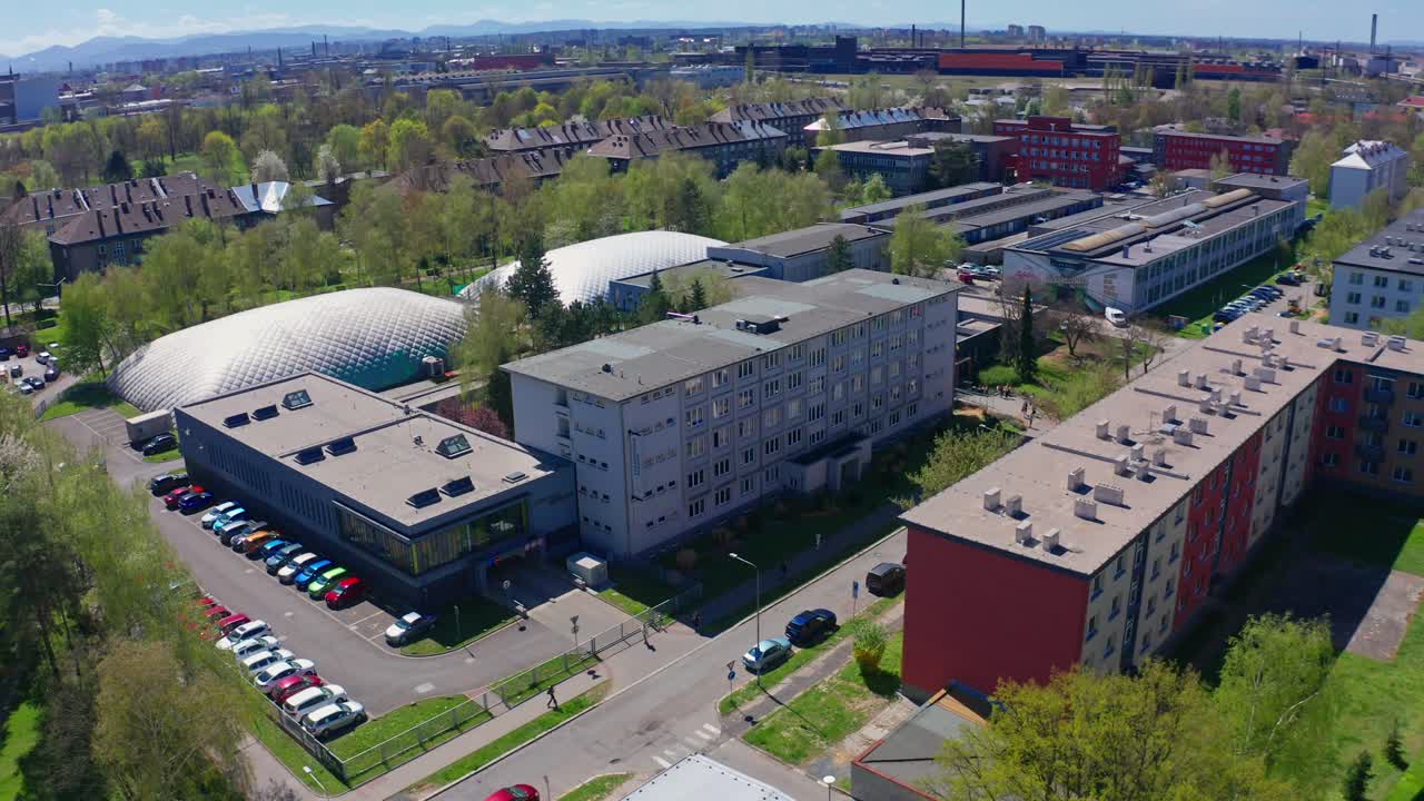 Foto ravvicinata con drone degli edifici della facoltà di scienze della formazione dell'Università di Ostrava