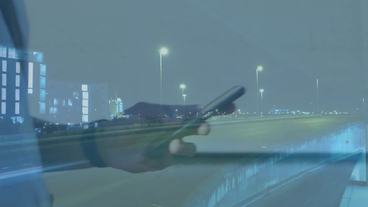 스마트 폰과 교통을 사용하는 사람