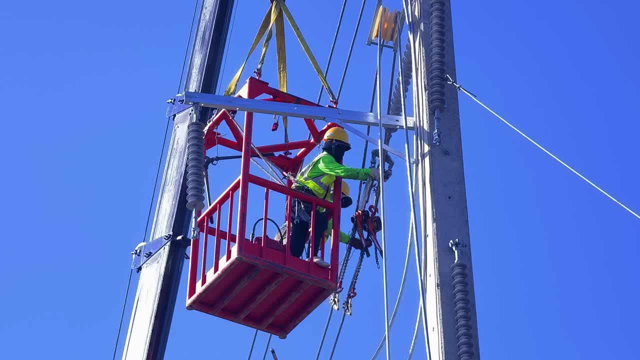 전력선에 대한 유지보수를 수행하는 유리티 노동자