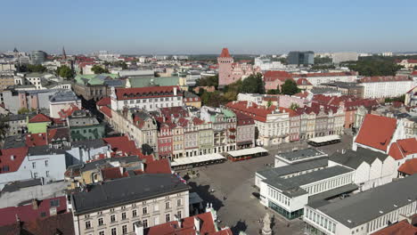 Drone-shot-of-old-Market-square-in-Poznan,-Poland