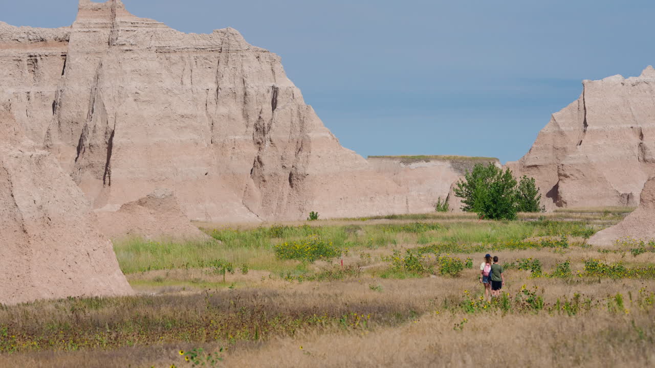 Visitatori che fanno escursioni attraverso il paesaggio del Badlands National Park