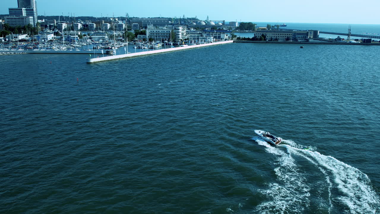 해안선 근처에서 항해하는 스피드보트
