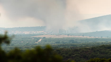 Zeitraffer,-Verheerendes-Feuer,-Rauch,-Großes-Buschfeuer,-Zoomaufnahme,-Griechenland