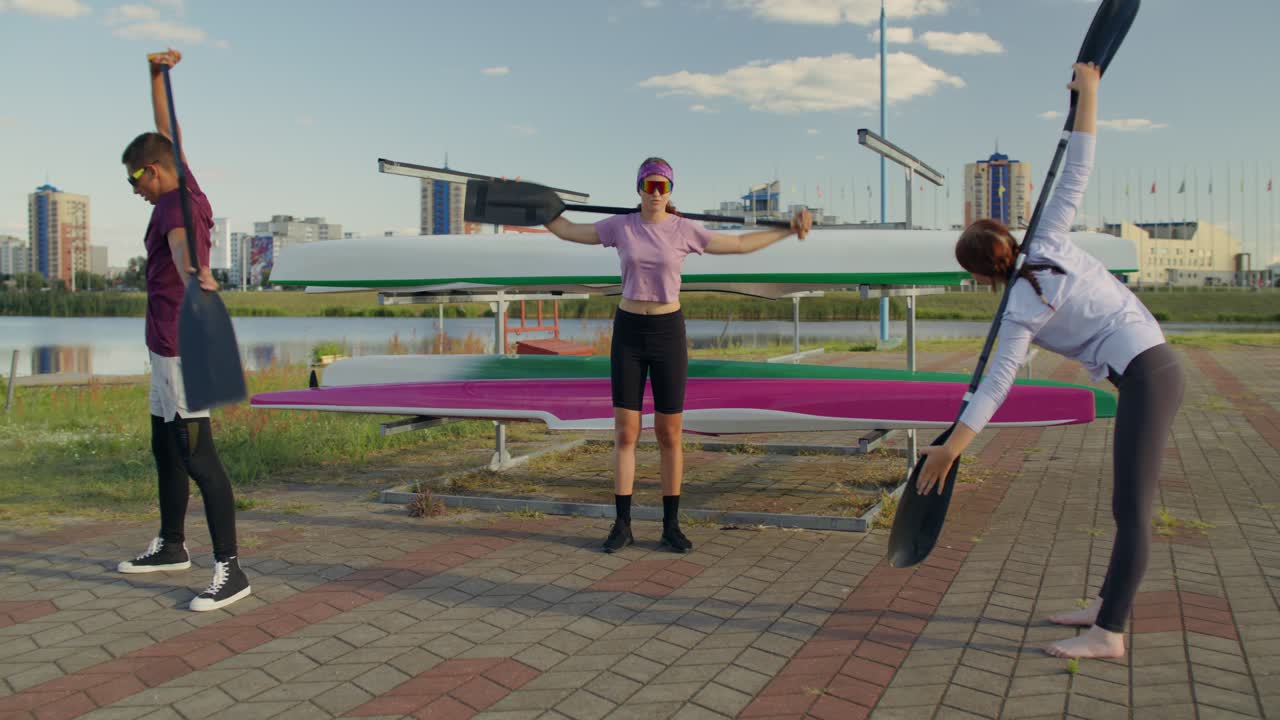 Atlet melakukan peregangan dengan kayak dan dayung