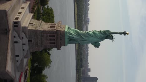 Vista-Aérea-Alrededor-De-La-Estatua-De-La-Libertad,-En-Nueva-York,-EE.UU.---Vertical,-órbita,-Disparo-De-Drones