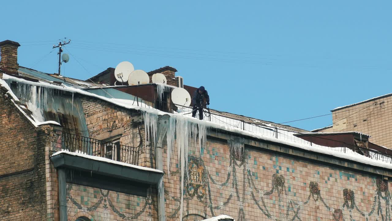 겨울에 지붕 작업자