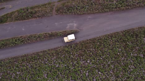 Jeep-Autos-Auf-Unbefestigten-Straßen-Des-Mount-Bromo-Tagsüber,-Luftaufnahmen