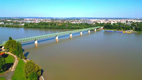 Vista-Aérea-Del-Puente-Ferroviario-De-Ujpest-Sobre-El-Río-Danubio-En-Budapest,-Hungría.