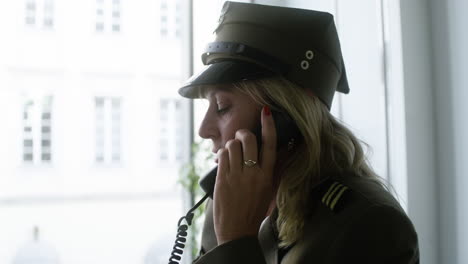 mujer madura en el teléfono