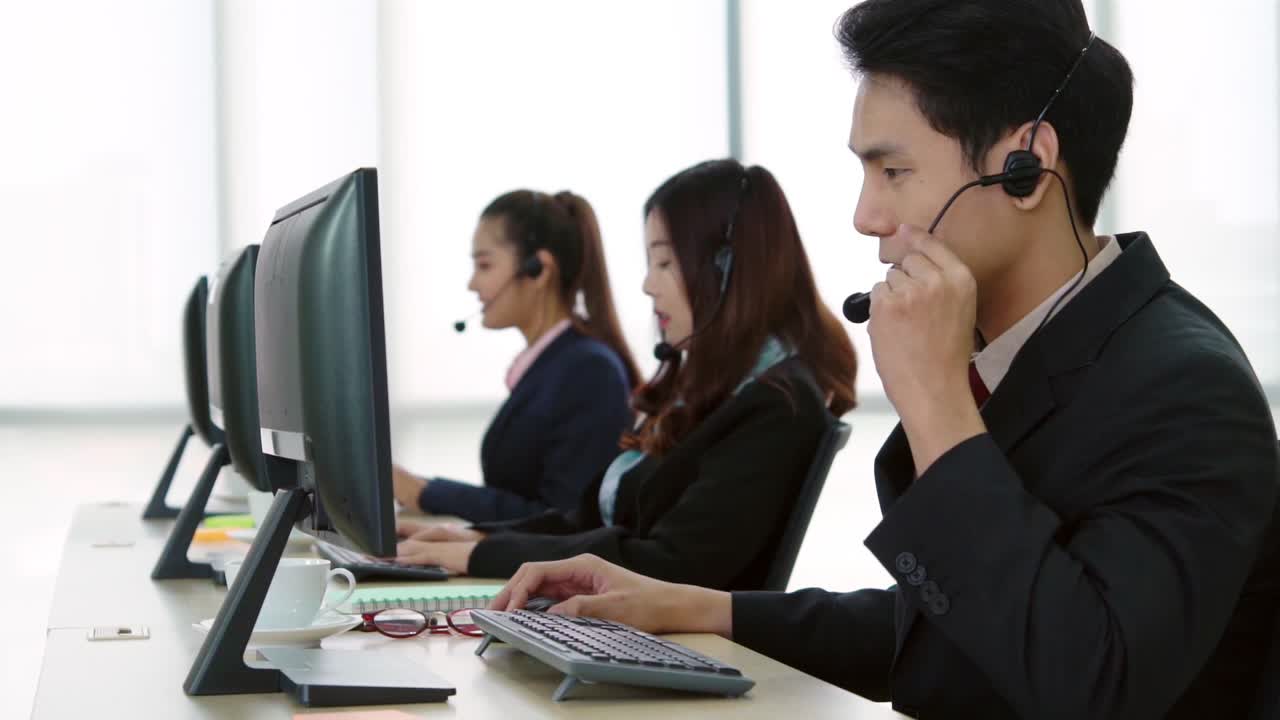 personas de negocios que usan auriculares trabajando en la oficina