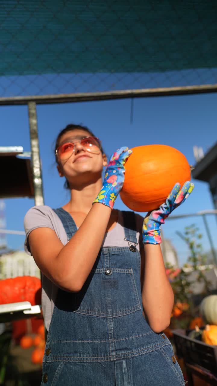 호박 을 들고 있는 여자