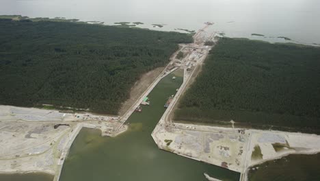 órbita-Aérea-De-Gran-Altitud-Sobre-El-Canal-Vistula-Spit,-Canal-De-Envío-Para-Buques-Portacontenedores-Que-Conectan-La-Bahía-Del-Mar-Y-La-Laguna