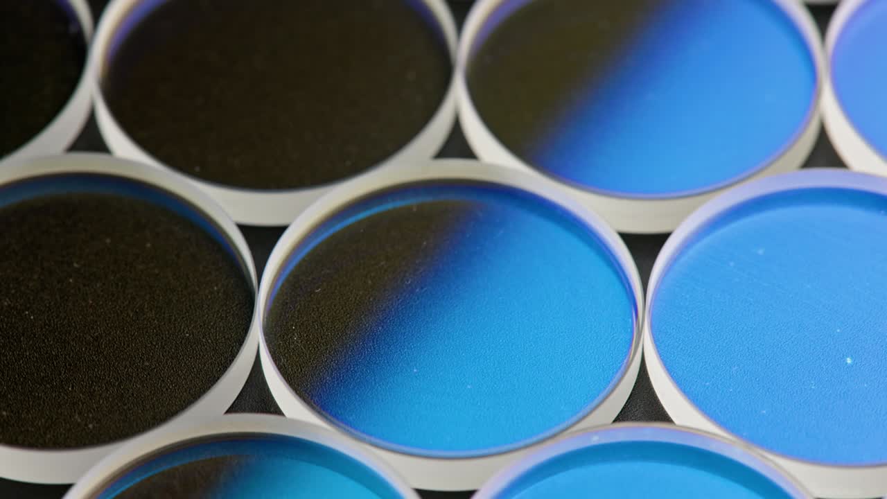 평평한 검은색 표면에 평평한 둥근 유리 조각의 전체 프레임 루프 회전 배경