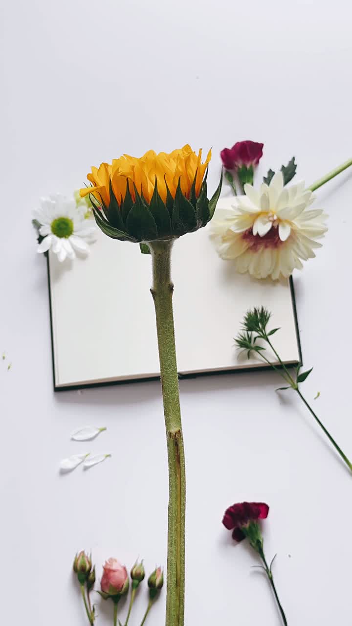 Bellissima composizione floreale con girasole e altri fiori