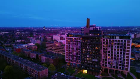 Arnhem-High-Park-Moderno-Edificio-De-Apartamentos-En-Luz-Aérea-Rosada-Del-Atardecer