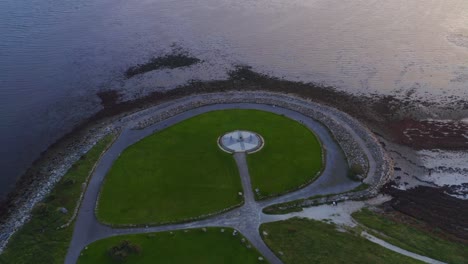 órbita-Aérea-Alrededor-Del-Parque-Conmemorativo-De-Celia-Griffin,-Galway