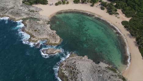 Tropical-beach-in-bay-of-northern-Puerto-Rico