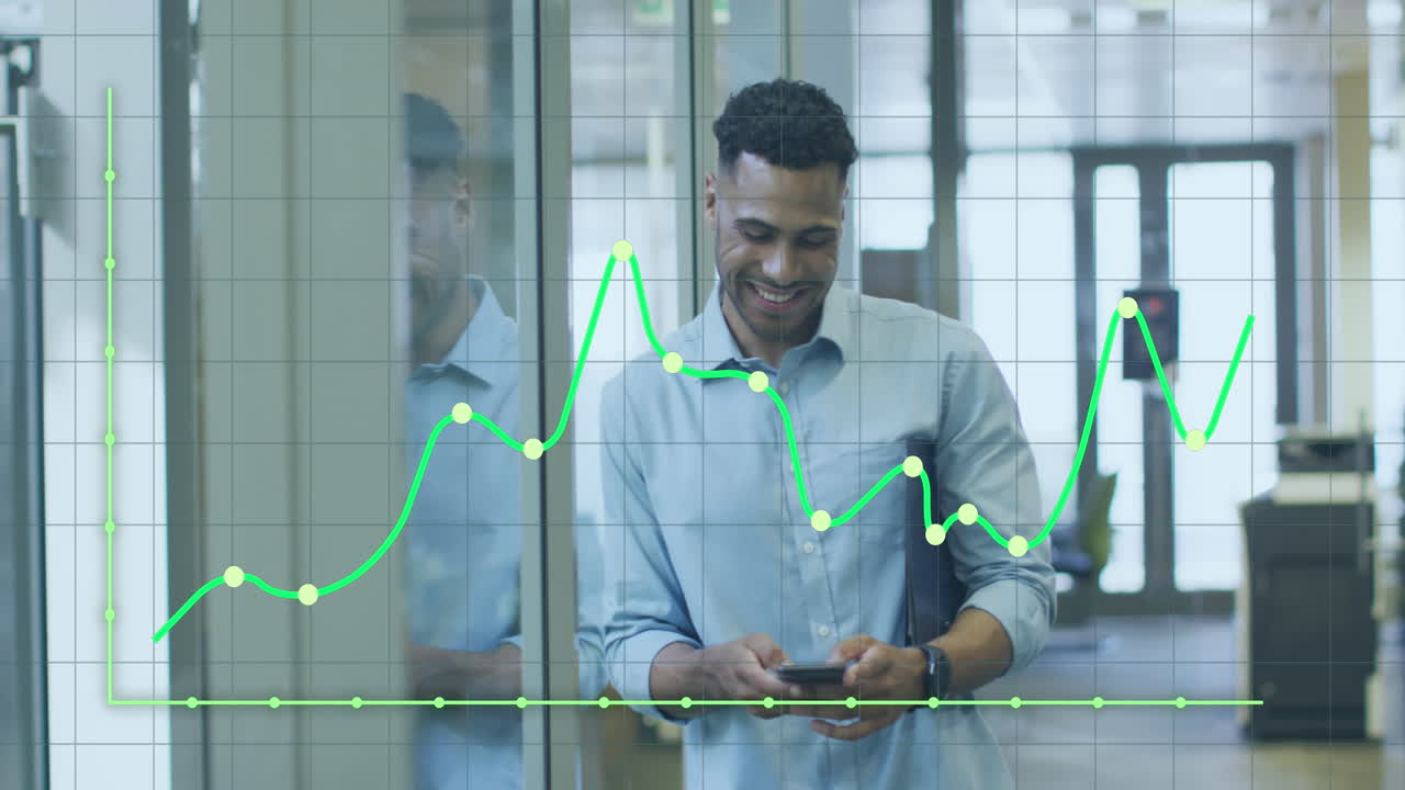 animación del procesamiento de datos financieros sobre empresario biracial usando teléfono inteligente en la oficina.