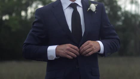 hombre abotonando traje chaqueta cámara lenta