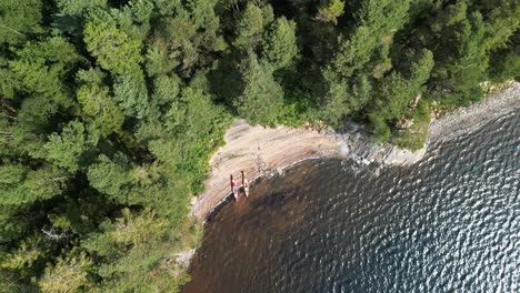 Vista-De-Kayaks-En-Una-Playa-De-Verano,-Suecia,-Antena-De-Arriba-Hacia-Abajo