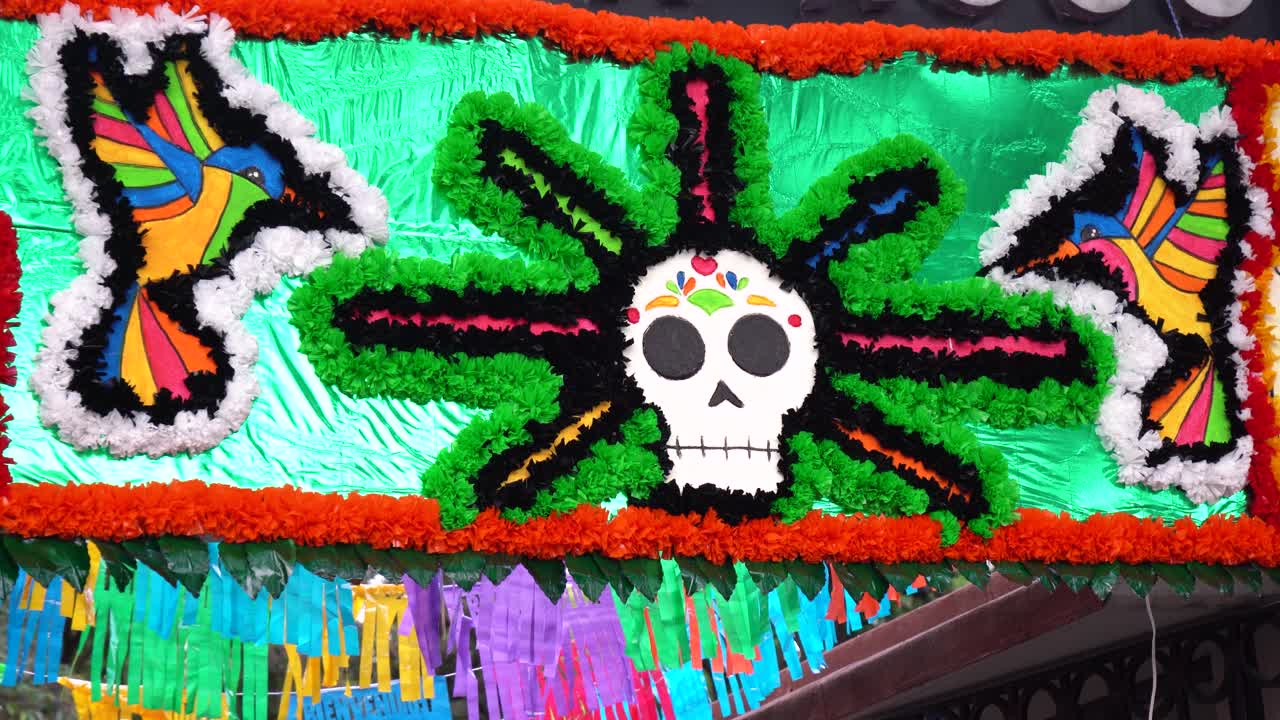 Illustrazione colorata di fiori per il Giorno dei Morti con teschio e uccelli