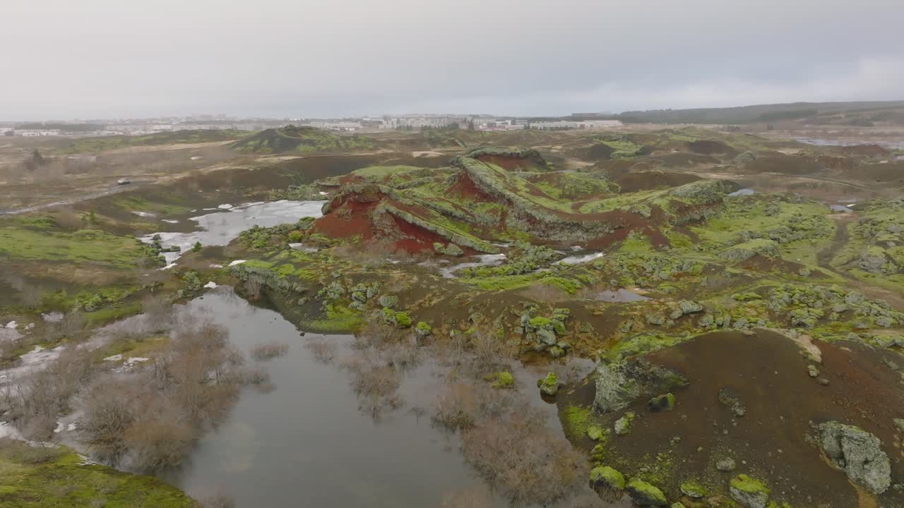 vista aérea del paisaje de los cráteres de raudholar, las colinas rojas, formaciones geológicas de terreno volcánico, islandia