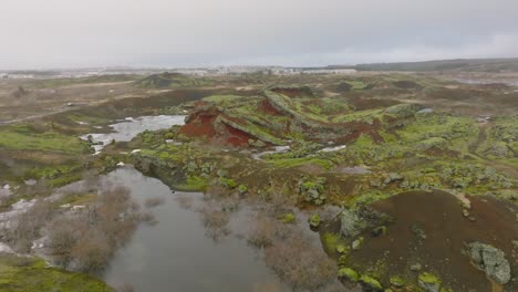 Luftlandschaftsansicht-Von-Raudholar-Kratern,-Den-Roten-Hügeln,-Geologischen-Formationen-Vulkanischen-Geländes,-Island