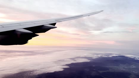 Das-Flugzeug-Sinkt-Bei-Sonnenaufgang-Oder-Sonnenuntergang-Auf-Die-Erde-Zu