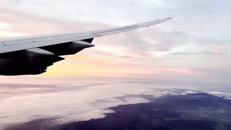 Avión-Desciende-Hacia-La-Tierra-Al-Amanecer-O-Al-Atardecer