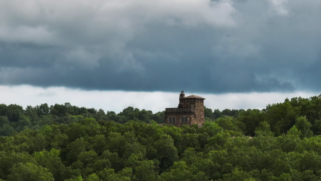 el castillo de dromborg en las montañas de ozark contra el cielo nublado en fayetteville, arkansas