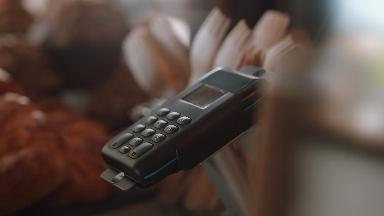 cerca del cliente pagando con tarjeta de crédito servicio de pago sin contacto comprando café en un café gastando dinero en un restaurante