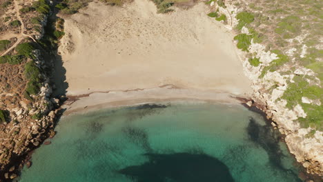 Pequeña-Playa-De-Arena-Calamosche-En-Verano-En-Noto,-Sicilia,-Italia