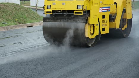 El-Equipo-De-Compactación-De-Suelos-Pesados-Con-Rodillos-Tándem-Se-Utiliza-En-La-Construcción-De-Bases-De-Asfalto-O-Carreteras.