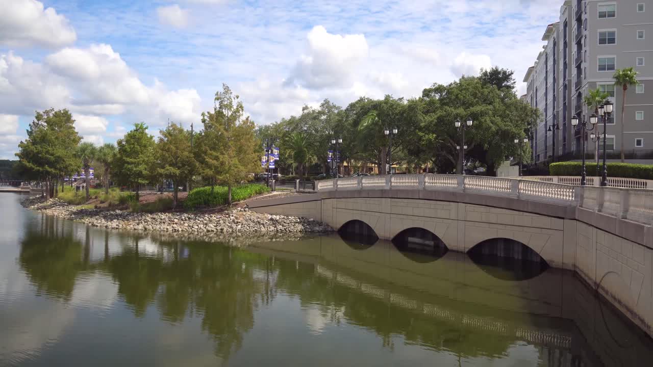 산책로가 있는 알타몬트 스프링스 플로리다의 아름다운 업타운 공원과 호수