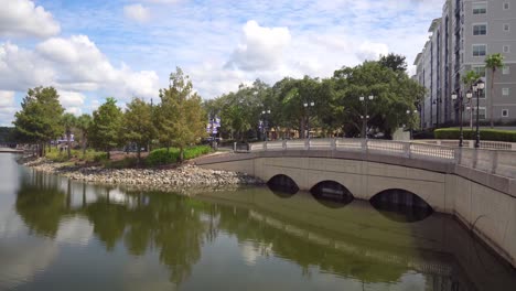 hermoso parque y lagos en la parte alta de altamonte springs florida con pasarelas