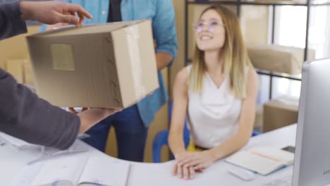 los empresarios que venden en línea están enviando los pedidos de los clientes.