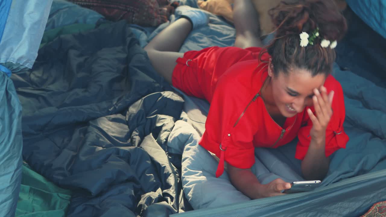 mujer usando teléfono móvil 4k